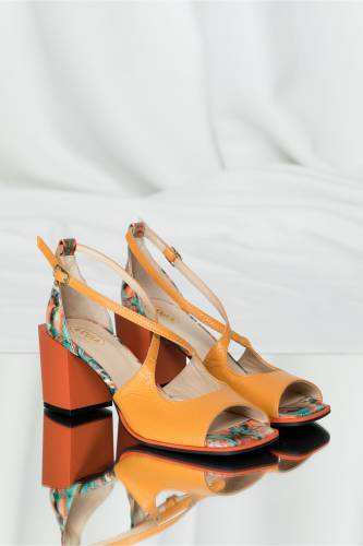 Sandale Kiara orange cu imprimeu geometric si barete incrucisate